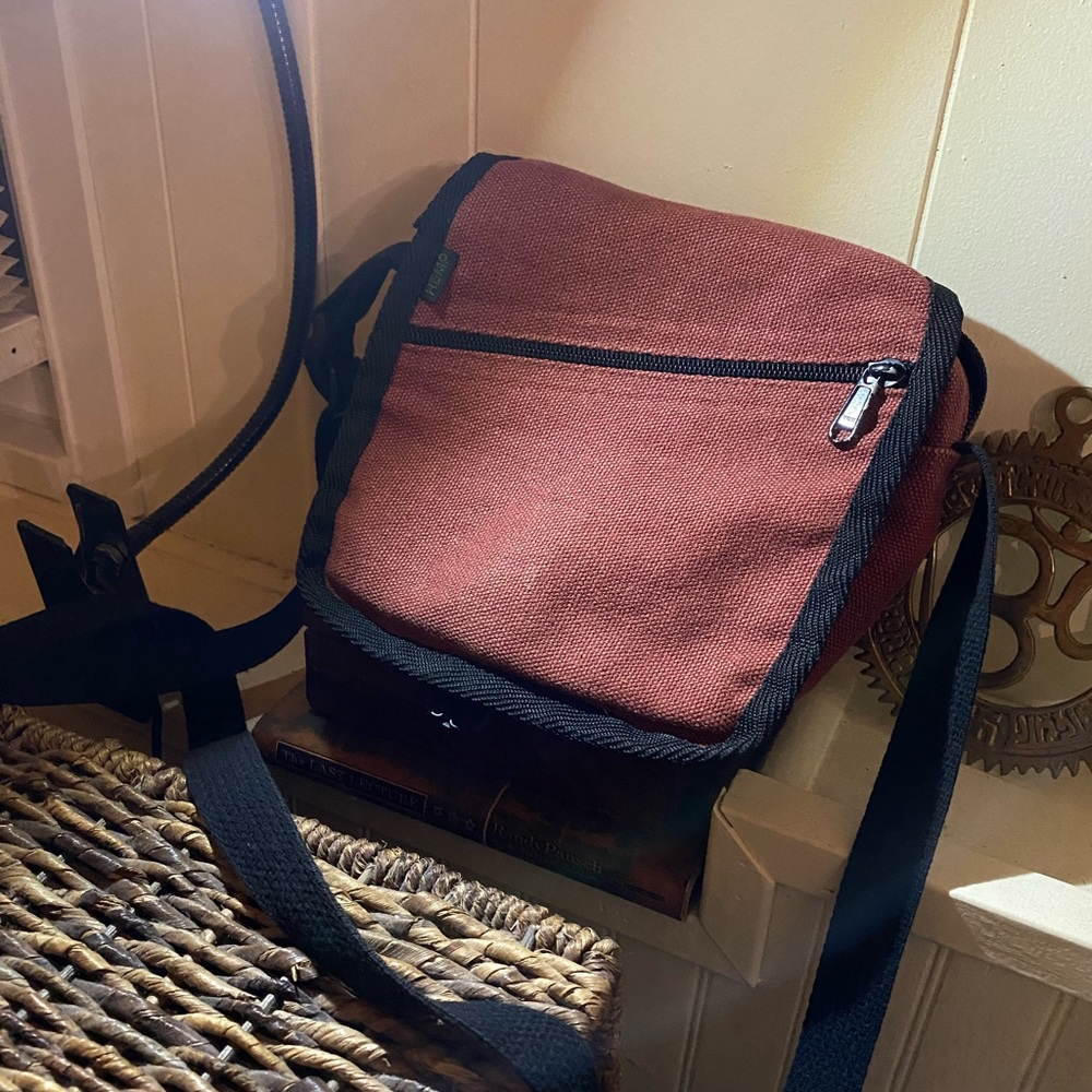 Hempmania purse in beautiful brick red/brown color.